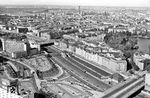 Blick vom Berliner Funkturm auf den S-Bahnhof Witzleben mit einem einfahrenden S-Bahnzug. Davor verläuft die A 100, rechts befindet sich die Ostpreußenbrücke der Neuen Kantstraße. Im Juni 2002 wurde der Bahnhof in "Messe Nord/ICC" umbenannt. (06.1968) <i>Foto: Jürgen Hagemann</i>