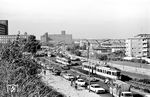 Blick vom Bahndamm in Höhe des ehemaligen S-Bahn-Haltepunkts Wernerwerk auf die Siemensallee, auf der die letzten West-Berliner Straßenbahnen unterwegs sind. Am 2. Oktober 1967 wurde hier die letzte Straßenbahnlinie 55, die vom Bahnhof Zoo über Ernst-Reuter-Platz – Rathaus Charlottenburg – S-Bahnhof Jungfernheide – Siemensdamm – Nonnendammallee – Falkenseer Platz – Neuendorfer Allee bis nach Hakenfelde führte, stillgelegt. (02.10.1967) <i>Foto: Jürgen Hagemann</i>