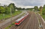 420 484 als DRC 93184 auf der Fahrt nach Wuppertal-Oberbarmen in Haan-Gruiten. Die Bauarbeiten auf dem "Kölner Bahnhofsteil" (links) sind nach fünf Monaten Vollsperrung fast abgeschlossen. (05.07.2026) <i>Foto: Joachim Bügel</i>