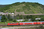 Die Einsätze der Baureihe 111 vor Regionalbahnen auf der Moselbahn sind auch bereits Geschichte. Im Frühjahr 2012 schiebt 111 121 die Regionalbahn 12228 von Koblenz nach Trier durch Kattenes. (26.05.2012) <i>Foto: Joachim Bügel</i>