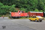 363 185 der YellowCat Development Leverkusen war auf der Wuppertalbahn im Einsatz. Mit DRC 93564 aus Wuppertal-Beyenburg traf sie in Wuppertal-Kemna auf einen VW-Passat der Baujahre 1973 bis 1980. (05.07.2026) <i>Foto: Wolfgang Bügel</i>