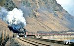 Mit einem Kokszug ins saarländische Stahlrevier kommt die Ehranger 044 383 bei Cochem angedampft.  (03.1970) <i>Foto: J.B. Snell</i>