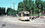 Die Straßenbahn Frankfurt (Oder) verkehrt seit 1898 auf einem meterspurigen Streckennetz von etwa 19,5 Kilometern Länge. Tw 33 (Gotha, Baujahr 1958) ist hier als Einsatzwagen auf der Linie 2 (Westkreuz, heute Messegelände – Platz der Republik – Stadion) unterwegs. (07.1976) <i>Foto: Robin Fell</i>