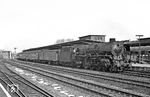 In den Osterferien 1972 war wieder Rheine angesagt: Mit dem D 735, der damals noch um 8.55/56 Uhr im heimatlichen Bahnhof Wuppertal-Oberbarmen hielt, war Rheine umsteigefrei um 10.51 Uhr zu erreichen. Aus dem D 735 (im Hintergrund noch zu sehen), reichte ein Spurt durch die Bahnsteigunterführung, um gerade noch den mit 012 073 einfahrenden E 1806 zu erwischen. (21.03.1972) <i>Foto: Wolfgang Bügel</i>