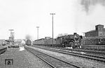 Um 10.54 Uhr startete 012 073 mit dem E 1806 nach Essen im Bahnhof Rheine in Richtung Münster (Westf). Links ist eine 44er als Lz zum Bw Rheine unterwegs, außen wartet ein 515 als Nt 2634 nach Coesfeld. (21.03.1972) <i>Foto: Wolfgang Bügel</i>