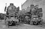 Die klassische Fotostelle im Bw Rheine: Direkt neben dem Schuppen sonnen sich 042 275 neben 012 066. Wie viele Aufnahmen mögen hier wohl entstanden sein? (21.03.1972) <i>Foto: Wolfgang Bügel</i>