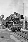 Unmittelbar am Bw Rheine führte das Güterzuggleis aus dem Rheiner Rangierbahnhof vorbei, auf dem gerade 043 746 (44 1746) mit einem Ganzzug vorbeifährt. (21.03.1972) <i>Foto: Wolfgang Bügel</i>