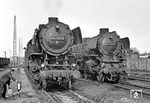 Im Bw Rheine trifft die Emder 044 328 (44 1328) auf 012 084, die mit einem Reparaturzettel an der rechten Lampe auf ihre Instandsetzung wartet. (21.03.1972) <i>Foto: Wolfgang Bügel</i>