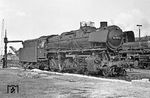 043 606 (Bw Rheine) ergänzt die Wasservorräte in ihrem Heimat-Bw. Beim letzten AW-Aufenthalt in Braunschweig hatte sie ihre Schürze eingebüßt (vgl. auch Bild-Nrn. 108679 und 108688). (21.03.1972) <i>Foto: Wolfgang Bügel</i>
