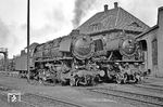 Die Emder Kohlelok 044 534 (44 1535) hat sich neben 042 083 vor der Lokleitung im Bw Rheine postiert. (21.03.1972) <i>Foto: Wolfgang Bügel</i>