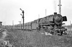 Ausfahrt eines Erz-Ganzzuges mit der Rheiner 043 094 aus dem Rheiner Rangierbahnhof in Richtung Münster. (21.03.1972) <i>Foto: Wolfgang Bügel</i>