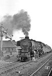 Der Aufenthalt des E 1807 nach Norddeich Mole im Bahnhof Rheine von 15.22 Uhr bis 15.27 Uhr reichte locker aus, auch die Ausfahrt des Zuges mit 012 064 aufzunehmen. (21.03.1972) <i>Foto: Wolfgang Bügel</i>