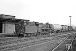 Mit einem Nahgüterzug fährt 042 206 durch den Bahnhof Rheine. Üblicherweise kam bei diesen Zügen, meist nach Salzbergen oder Lingen, die Lok immer eine Tour rückwärts zum Einsatz. (21.03.1972) <i>Foto: Wolfgang Bügel</i>