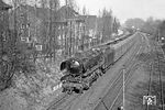Mit einem Erzzug aus Emden fährt 043 746 (44 1746) in Rheine ein. (22.03.1972) <i>Foto: Wolfgang Bügel</i>
