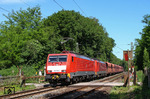 189 031 + 189 046 befördern den 5000t-Erzzug GM 48713 (Maasvlakte Oost - Dillingen Hochofen Hütte) am Bü Po 46 bei Opladen. (25.05.2012) <i>Foto: Joachim Bügel</i>