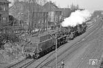 051 050 (Bw Kassel) überführt in Rheine eine Schwesterlok und einen Wannentender aus dem AW Lingen (Ems) zurück in die hessische Heimat. (22.03.1972) <i>Foto: Wolfgang Bügel</i>