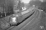 Die Hannoveraner 220 082 fährt mit dem D 231 "Holland-Skandinavien-Express" nach København in Rheine ein. (22.03.1972) <i>Foto: Wolfgang Bügel</i>