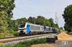 Nachdem am 7. Juli 2026 ein Zugumlauf wegen des Ausfalls einer Lokomotive entfiel, wurden die Belastungsfahrten für den Oberbau zwischen Wuppertal und Köln am Folgetag fortgeführt. Pro Zug wurde eine Last von 2200 t auf den neuen Oberbau aufgebracht, um diesen zu stabilisieren. Die Höchstgeschwindigkeit betrug 70 km/h. RP 2159 234 fährt in Solingen-Ohligs mit Bauz 81695 (Wuppertal Hbf - Köln-Kalk Nord) an den Resten der Baustelle vorbei. (07.07.2026) <i>Foto: Joachim Bügel</i>