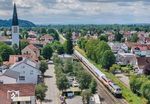 Mit der Bespannung der letzten IC "Allgäu" legte sich der Betriebshof Kempten nochmals ordentlich ins Zeug und präsentierte seine beiden schönsten Loks vor dem Zug: 218 446 und 218 419 fahren mit IC 2012 nach Dortmund durch Altenstadt zwischen Kellmünz und Ulm. (03.07.2026) <i>Foto: Joachim Schmidt</i>