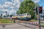 218 446 und 218 419 vor einem der letzten IC 2012 "Allgäu" nach Dortmund bei der Fahrt über den Bü Armin-Winkle-Straße in Altenstadt. (03.07.2026) <i>Foto: Joachim Schmidt</i>