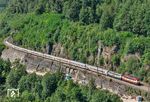 218 419 und 218 446 mit IC 2013 nach Oberstdorf auf der Geislinger Steige kurz vor Amstetten (Württ). Der IC 2013 "Allgäu" gilt als der unzuverlässigste Zug der DB mit hohen Verspätungen, sofern der Zug überhaupt sein Ziel erreicht. Die Meldungen lauten meist verspätete Bereitstellung, technische Störung am Zug, defektes Stellwerk und, und, und. Ein Beispiel vom 30.06.2026:  Der IC 2013 erreicht aufgrund einer Umleitung über die Rechte Rheinstrecke den Bahnhof Plochingen mit einer Verspätung von 104 min. Nach dem Lokwechsel auf die beiden 218 folgt die Meldung "Kurzfristiger Personalausfall, Zug endet in Plochingen". Dann wurde festgestellt, dass Reisende im Zug saßen, die ab Plochingen ihr Ziel in Oberstdorf an diesem Tag nicht mehr erreichen würden. Dann ging es doch +141 min weiter (ohne Personal?!), allerdings nur bis Ulm, dort war dann mit +151 min endgültig Schluss. Wie und ob die Reisenden noch nach Oberstdorf kamen, ist nicht überliefert. Jedenfalls wieder eine Werbung für die Nutzung des Autos für die nächste Urlaubsfahrt. (03.07.2026) <i>Foto: Joachim Schmidt</i>