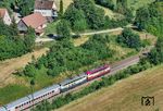 Ob die mangelhafte Qualität des IC "Allgäu" wirklich an den "alten" 218ern liegt, mag bezweifelt werden, da der Zug die meisten Verspätungen bereits auf der Fahrt von Dortmund bis Stuttgart aufbaut. So weist die Statistik z.B. im Juni 2026 auf diesem Streckenabschnitt eine Pünktlichkeitquote von gerade einmal 6% aus. 218 419 und 218 446 brummen hier mit einem der letzten IC 2013 über die Geislinger Steige kurz vor Amstetten (Württ). (03.07.2026) <i>Foto: Joachim Schmidt</i>