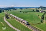 Das Wochenende 4./5. Juli 2026 war das letzte Betriebswochenende des IC "Allgäu" mit der Baureihe 218. Bei Bad Grönenbach rollt der IC 2012 nach Dortmund mit 218 446 und 218 419 bei Kaiserwetter durch Oberschwaben. (04.07.2026) <i>Foto: Joachim Schmidt</i>