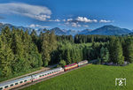 Am letzten Betriebswochenende des IC "Allgäu" hatten sich bei Langenwang rund 100 Fotografen aus ganz Europa eingefunden, die sich unten am Waldrand positioniert hatten. Wie schon auf der Allgäustrecke werden die Bauern auch hier "drei Kreuze machen", wenn die "Verrückten" nicht mehr ihre Wiesen zertrampeln werden. (04.07.2026) <i>Foto: Joachim Schmidt</i>
