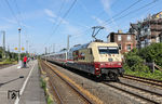 Totgesagte leben länger - oder doch nicht? Nach dem offiziellen Ende des IC 1 nach Oberstdorf sollte am 10. Juli 2026 ein Ersatzzug für den IC 2013 von Köln nach Heidelberg verkehren. Der LPF 2823 war mit 101 110 (und Schlusslok 101 013) bei der Durchfahrt in Düsseldorf-Oberbilk noch pünktlich unterwegs. Wenige Kilometer weiter war allerdings wegen eines Brandanschlages bei Leverkusen-Rheindorf Feierabend. Der Zug blieb 4 Stunden in Düsseldorf-Reisholz stehen und kehrte dann nach einer Wende in Langenfeld (Rhld) unvermittelt nach Dortmund zurück. (10.07.2026) <i>Foto: Joachim Bügel</i>