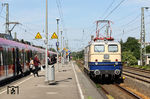 Mit der Sperrung der Strecke Düsseldorf - Köln brach in Düsseldorf das totale Chaos aus. Die Fernzüge wurden teilweise über die S-Bahn bis Hilden und weiter über die Güterzugstrecke nach Opladen geschickt, mit der Folge, dass fast alle S-Bahnen der Linien S 1 und S 6 ausfielen. Als letzter Zug vor der Sperrung konnte E 10 1239 als Tfz 60922 von Köln Bbf nach Minden (Westf) dem Durcheinander gerade noch entkommen, aufgenommen auf dem S-Bahn-Gleis in Düsseldorf-Oberbilk. (10.07.2026) <i>Foto: Joachim Bügel</i>