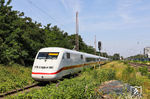 Durch das Biotop des S-Bahn-Gleises in Hilden fährt 402 008 mit 402 043 als ICE 644 nach Köln, um hier auf die Güterzugstrecke nach Immigrath/Opladen abzubiegen. (10.07.2026) <i>Foto: Joachim Bügel</i>