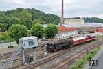 Nach 43 Jahren verließ 95 0028 im Schlepp von 204 347 der Muldental Eisenbahnverkehrsgesellschaft Glauchau (MTEG) das Eisenbahnmuseum in Bochum-Dahlhausen, um in ihre angestammte Heimat nach Thüringen zurückzukehren. (09.07.2026) <i>Foto: Joachim Schmidt</i>
