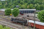 Die Tauschaktion zwischen 094 692-1 (im Hintergrund) und 95 0028 zog sich über fünf Jahre hin. Die zum DB-Museum gehörende 94 1692 befand sich seit dem Brandschaden vom Oktober 1994 (im Eisenbahnmuseum Hamburg-Wilhelmsburg) in Rendsburg. Nachdem es unüberwindbare Differenzen zwischen der DB und dem betreuenden Verein gab, endete dies 2010 mit dem Abzug aller DB-Fahrzeuge und dem Rausschmiss des Vereins aus seinem langjährigen Domizil. 94 1692 wurde nach Ilmenau überführt. Die Retourkutsche aus Rendsburg folgte alsbald: Auf richterlichen Beschluß durfte die Lok 'geplündert' werden, weil Teile, die zur Aufarbeitung der Lok nötig waren, dem Rendsburger Verein gehörten. Die so gerupfte Lok war mehr nicht ausstellungsfähig und nahm zudem im Ilmenauer Lokschuppen wichtigen Stellplatz weg. Die DB wollte aber ihre 94 nicht in Privathände geben und so kam die Idee für ein Tauschgeschäft zwischen DB-Museum, dem Sonneberger und dem Bochumer Museum auf. Nach langen Verhandlungen willigte der Museumsleiter von Koblenz-Lützel ein, daß die 94 von der Stiftung DB an die Stiftung Eisenbahnmuseum Bochum abgegeben werden dürfte. Dieser Plan wurde dann von der zur PRESS gehörenden Firma Integro durchgeführt, die die 94 in der Lokwelt Loxon in Sonneberg wieder komplettieren ließ. Dazu mussten die fehlenden Teile auf verschiedenen Wegen wiederbeschafft werden. Der direkte Rückkauf der seinerzeit durch die von Monteuren des DLW Meiningen abgebauten Teile war bei den Handelnden des mittlerweile liquidierten Vereins REF nicht möglich. Mit dem Tausch ist das Bochumer Museum seinem Ziel einer klassischen Ruhrgebietssammlung ein gutes Stück näher gekommen, während die Sonneberger die Stammlok des bekannten Sonneberger Lokführers Wolfhard Bätz zurückbekommen haben. (09.07.2026) <i>Foto: Joachim Schmidt</i>