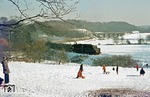 Wintervergnügen für die Kinder und Dampfzug für den Erwachsenen: 052 024 mit dem Kalkzug Gag 58136 aus Rhodenhaus am Abzweig Anger bei Ratingen. (28.01.1976) <i>Foto: Wolfgang Bügel</i>
