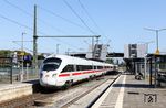 Nach dem Brandanschlag bei Leverkusen-Rheindorf wurden alle Züge über die Güterzugstrecke nach Opladen und weiter in Richtung Köln umgeleitet, obwohl die Wupperstrecke nach ihrer Generalsanierung selbst noch mit großen Problemen zu kämpfen hatte. 411 030 fährt als ICE 27 (Dortmund Hbf - abweichend Nürnberg Hbf statt Wien Westbf) durch den Bahnhof Opladen. (11.07.2026) <i>Foto: Joachim Bügel</i>