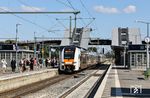 Nachdem sich der NRW-Verkehrsminister und die Bahn mit vollmundigen Erklärungen für die erfolgreiche Sanierung nach der fünfmonatigen Sperrung selbst feierten, gab es für die Fahrgäste am ersten Tag nach der Wiedereröffnung die große Ernüchterung, weil rein gar nichts funktionierte. Zwei von drei Zügen zwischen Wuppertal und Köln fielen aus. Was überhaupt noch fuhr, kam irgendwann, Fahrpläne waren reine Makulatur, teilweise fuhr mehr als eine Stunde lang überhaupt kein Zug. So füllten sich die Bahnsteige wie hier in Opladen mit Massen von Fahrgästen, die auf einen Zug nach Köln warteten. Immerhin kam man auf die Idee, den umgeleiteten RE 5 nach Koblenz auch in Opladen halten zu lassen. Nach mehreren Durchsagen verteilten sich die Leute auf dem Bahnsteig in Erwartung des Zuges. Dumm nur, dass anscheinend niemand den Lokführer über den außerplanmäßigen Halt informiert hatte, denn der RE 28511 fuhr einfach durch. Nach Abschluss der Vollsperrung fand man dann an einem tragenden Bauteil der Wupperbrücke in Opladen bei einer "routinemäßigen Prüfung" einen schwerwiegenden Schaden, weshalb das Gleis in Richtungen Solingen "aus Sicherheitsgründen" nicht mehr befahren werden durfte. Kurz darauf folgte die nächste Sperrung: Wegen eines Oberleitungsschadens wurde die gerade frisch sanierte Strecke zwischen Wuppertal-Oberbarmen und Wuppertal Hbf komplett gesperrt. Was die Bahn hier nach fünf Monaten abgeliefert hat ist nicht nur beschämend, es zeigt auch eine völlige Respektlosigkeit gegenüber der eigenen Kundschaft. Man sollte sich auch endlich von dem Ammenmärchen verabschieden, der Bahn zu glauben, das solche Totalsperrungen alternativlos wären und die Bauarbeiten beschleunigen würden. Merkwürdigerweise konnte die alte Behördenbahn 1963/64 bei laufendem Betrieb nicht nur die Strecke Köln - Wuppertal - Hagen elektrifizieren, es wurde damals auch die komplette Stellwerkstechnik erneuert und Bahnhöfe modernisiert. Und am Ende hat alles funktioniert! (11.07.2026) <i>Foto: Joachim Bügel</i>