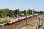 E 10 1309 mit dem umgeleiteten DRC 1877 von Düsseldorf nach Bingen auf der Güterzugstrecke in Opladen. Einziger Lichtblick der Generalsanierung scheint zu sein, dass man es nach 10 Jahren endlich geschafft hat, die Reste des alten Bahnsteigs an Gleis 1 und gleichzeitg sämtlichen Bewuchs im Bahnhof zu entfernen. Wobei dies auch nur wieder punktuell gemacht wurde, z.B. wächst in Solingen Hbf weiterhin das Buschwerk zwischen den Gleisen. (11.07.2026) <i>Foto: Joachim Bügel</i>