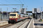 Einziger Lichtblick des Tages war dann der letzmalig verkehrende IC 2013 "Allgäu", der als Ersatzzug IC 2819 allerdings nur bis Heidelberg verkehrte. Wegens des Anschlags auf der Langenfelder Strecke wurde der Zug mit 101 110 (und 101 013 am Zugschluss) auch über Opladen umgeleitet. Die Rückfahrt fiel allerdings streckenweise wieder ins Wasser. Der Zug verkehrte von Heidelberg nur bis Bonn und wurde dann in Köln West abgestellt. (11.07.2026) <i>Foto: Joachim Bügel</i>