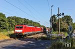 In Erwartung der Rückfahrten des IC "Allgäu" und der Touristikfahrt mit E 10 1309 aus Bingen wurde Position am Bahnübergang der Kaiserstraße auf der Güterzugstrecke in Immigrath bezogen. Der IC kam überhaupt nicht, weil er in Köln West abgestellt wurde, der Sonderzug mit der E 10.12 war hingegen einer der ersten Züge, der wieder  den Regelweg über die reparierte Strecke in Langenfeld (Rhld) nahm. Murphy lässt grüßen. So kamen nur noch 189 036 und 189 032 mit dem leeren GAG 48718 von Dillingen Zentralkokerei nach Rotterdam-Maasvlakte Oost des Weges. (11.07.2026) <i>Foto: Joachim Bügel</i>