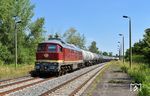 132 004 der Leipziger Eisenbahnverkehrsgesellschaft Delitzsch (LEG) mit dem Kesselwagen-Ganzzug DGS 55590 zum Tanklager Lederhose im ehemaligen Hp Knautnaundorf südlich von Leipzig. (24.06.2026) <i>Foto: Ralf Opalka</i>