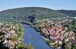 Ein 425 fährt als S 1 nach Mosbach (Baden) über die Neckarbrücke in Neckargemünd. Auf dem Neckar findet gerade eine Rettungsübung statt. (04.07.2026) <i>Foto: Zeno Pillmann</i>