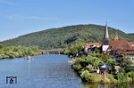 Während auf dem Neckar eine Rettungsübung stattfindet, rollt eine 425-Doppeleinheit als S 2 nach Mosbach (Baden) über die Neckarbrücke in Neckargemünd. (04.07.2026) <i>Foto: Zeno Pillmann</i>