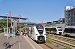 Als Ersatz für die unzuverlässigen Verbrennungstriebwagen bestellte die Regiobahn am 2. Dezember 2024 bei der Siemens Mobility drei zweiteilige Triebzüge der Bauart Mireo Plus B. Die batterie-elektrischen Züge laden auf dem elektrifizierten Streckenabschnitt Düsseldorf Hbf – Solingen Hbf die Batterien auf, um auf dem folgenden nicht elektrifizierten Abschnitt bis Remscheid-Lennep aus den Batterien weiter elektrisch fahren zu können. Da der Verkehrsvertrag im Dezember 2032 ausläuft, wurden die drei Triebzüge von der Smart Train Lease gemietet. 2564 001 ist als RE 89330 nach Remscheid-Lennep in Remscheid Hbf eingetroffen. (10.07.2026) <i>Foto: Zeno Pillmann</i>