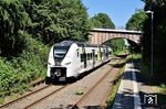 Der von Siemens Mobility gebaute Triebzug der Bauart Mireo Plus B ist eine Weiterentwicklung des 2016 auf der Innotrans vorgestellten elektrischen Triebzuges der Bauart Mireo. Die eingebaute Batterie mit 500 kWh Speichervolumen ermöglicht eine Reichweite von 80 bis 120 km. Garantiert sind 40.000 Ladezyklen, die Lebensdauer der Batterie soll mindestens 15 Jahre betragen. 2564 001 fährt als RE 89316 von Düsseldorf Hbf nach Remscheid-Lennep auf dem nicht elektifizierten Streckenteil durch den Haltepunkt Solingen-Schaberg. (11.07.2026) <i>Foto: Zeno Pillmann</i>