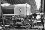 Die Firma Henschel rüstete 1951 die Lok 52 893 mit Franco-Crosti-Vorwärmkessel aus. Wegen der dabei erhöhten Achslast wurde das Fahrzeug in die Baureihe 42.90 eingereiht und mit der Betriebsnummern 42 9000 versehen. Nach der Fertigstellung erfolgte von Februar 1951 bis Mai 1952 eine Erprobung beim Eisenbahnversuchsamt in Minden (Westf). Dabei wurde eine Brennstoffersparnis von circa 15 % gegenüber der Ursprungs-Baureihe 52 festgestellt. Die gesammelten Erfahrungen flossen später in die Franco-Crosti Kessel der DB-Baureihe 50.40 ein. (1950) <i>Foto: Werkfoto</i>
