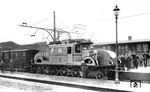 Die Elektrolok A 1 wurde 1910 im Auftrag der Badischen Staatsbahnen für die Wiesen- und Wehratalbahn entwickelt und gebaut. Da die Elektrifizierung der Strecke bei Ablieferung der Lokomotive noch nicht abgeschlossen war, erfolgte die Erprobung auf der Strecke Murnau–Oberammergau der Lokalbahn Aktien-Gesellschaft. Im folgenden Jahr zog die Maschine den Eröffnungszug auf der Strecke Bitterfeld–Dessau (Foto) und wurde auf der Industrie- und Gewerbeausstellung in Turin gezeigt. Ab 1913 war sie dann auf den badischen Strecken im Einsatz. Sie blieb ein Einzelstück und war infolge ihres Stangenantriebes zwischen den unter den Vorbauten gelegenen Fahrmotoren über Blindwellen im Fahrbetrieb problematisch und neigte zu Schüttelschwingungen. Durch ihre Ausmusterung im Jahre 1923 bekam sie keine Reichsbahn-Nummer mehr. (1911) <i>Foto: RVM-Archiv</i>