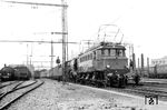 E 05 103 während einer Zugpause vor einer 03 im Gleisvorfeld des Magdeburger Hauptbahnhofs. Die Lok war nach der Abnahmeuntersuchung durch das RAW Dessau ab 08.11.1933 dem Bw Leipzig Hbf West zugeteilt. Im Dienstplan 8 wurde sie mit den Loks der Baureihe E 04 auf der Relation Leipzig—Dessau—Magdeburg—Halle (Saale)—Leipzig verwendet. Sie war die einzige der drei Versuchslokomotiven, die für 130 km/h (statt 110 km/h) zugelassen war. Die E 04 punktete gegenüber der E 05 mit besseren Laufeigenschaften. (1934) <i>Foto: RVM</i>