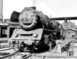 39 1053 war aus Saalfeld (Saale) ins Wende-Bw Leipzig Hbf West gekommen. Im Mai 1960 war sie im Raw Meiningen aus 39 131 rekonstruiert worden und erhielt dabei den Neubaukessel RAW Halberstadt 104/1960. Das Bild entstand auf einer ihrer letzten Fahrten. Am 8. Juli 1970 wurde sie wegen eines losen Radreifens an der 4. Kuppelachse abgestellt. (07.1970) <i>Foto: Dieter Wünschmann</i>