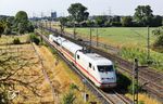 Der ICE S („S“ für Schnellfahrten) ist ein Versuchszug und Nachfolger des InterCityExperimental (ICE V). Der Zug wird für Abnahme- und Inspektionsfahrten auf Schnellfahrstrecken eingesetzt. Dabei werden neben der Gleislage und den auftretenden Rad-Schiene-Kräften unter anderem auch Stromabnehmer und Oberleitungslage überprüft. Hier ist der Zug in der Konstellation Triebkopf 410 101 + Mittelwagen 410 201 + Mittelwagen 401 202 + Triebkopf 410 102 als ST 94380 von Köln Bbf nach Düsseldorf Hbf auf dem 200 km/h-Abschnitt bei Langenfeld-Mehlbruch unterwegs. (15.07.2026) <i>Foto: Joachim Bügel</i>