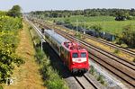 Offenkundig wurden die Bespannungen bei den Mittwochsüberführungen getauscht. TRI 110 198 bespannt hier den DLr 93622 von Bad Bentheim nach Köln Bbf, während der zweite Zug aus Dortmund-Eving an diesem Tag ausfiel. Die Aufnahme entstand auf dem S-Bahn-Gleis bei Langenfeld (Rhld). Über das Chaos der Wupperstrecke wollte man den Zug wohl lieber nicht leiten. (15.07.2026) <i>Foto: Joachim Bügel</i>